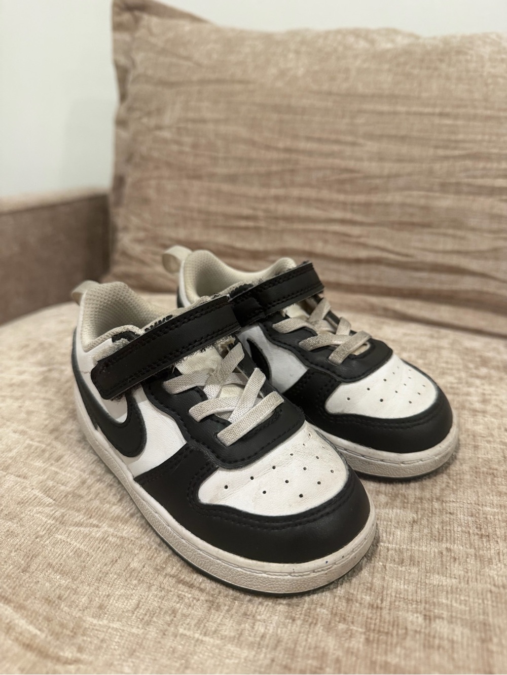 Nike Kids Black and White Low-Top Sneakers with Hook Strap
